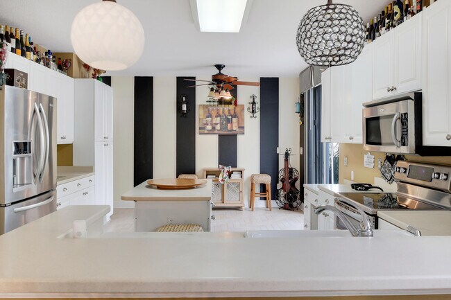 Building Photo - 2070 Chagall Cir