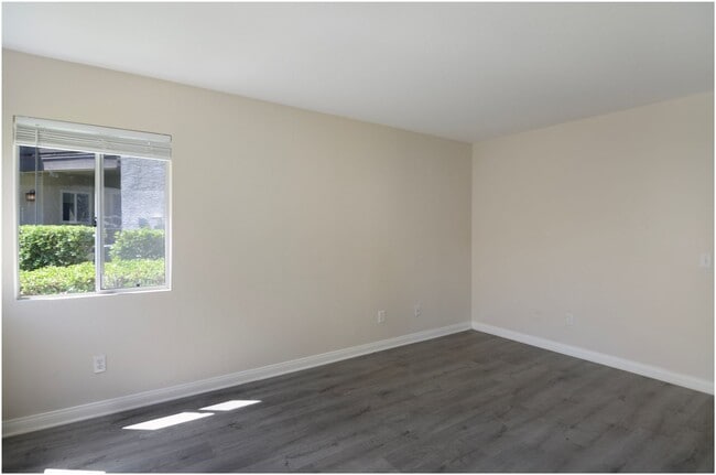 Building Photo - 1 Bedroom Condo - Ritz Pointe!