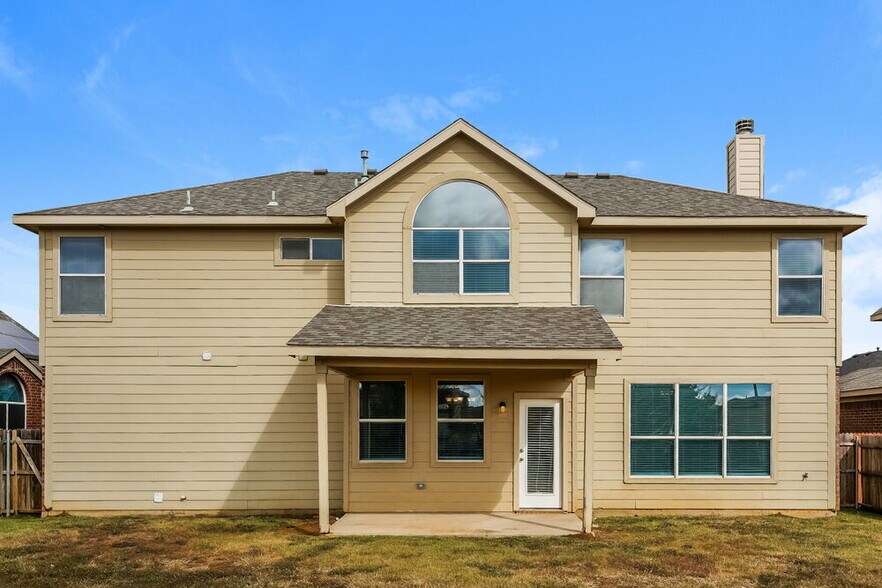 Building Photo - 521 Roundrock Ln