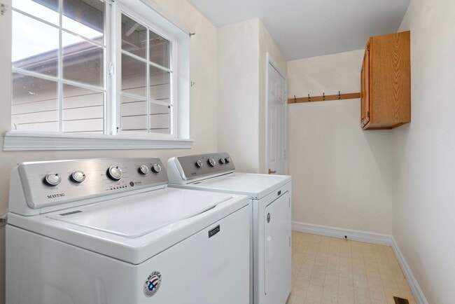 Building Photo - Beautiful 3-Bedroom Home with Large Fenced Yard – Available Now!