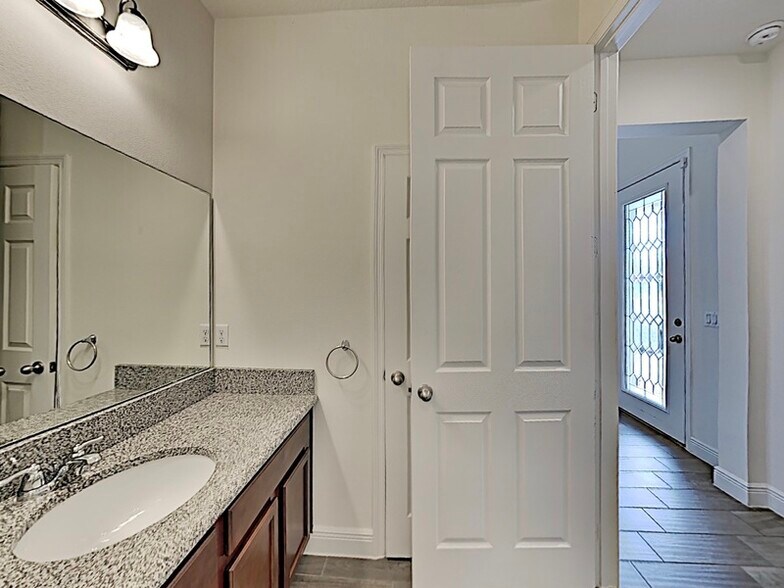 Building Photo - 8931 Lookout Pointe Dr