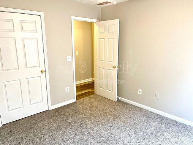 Building Photo - 460 Mountainview Dr