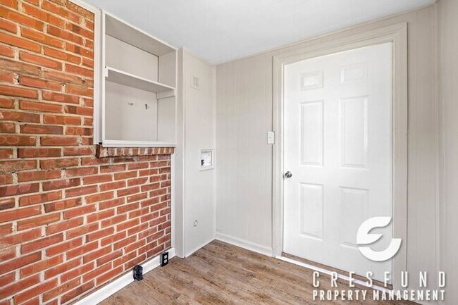 Building Photo - 3 Bedroom, 1 Bath with Fresh and Modernize...