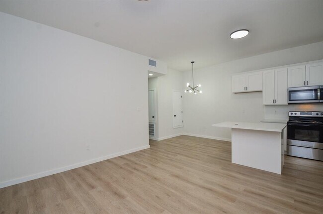 Building Photo - 405 Clearwater St