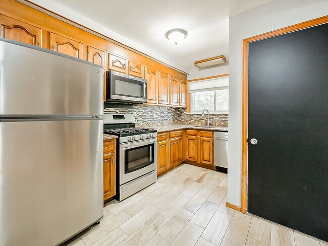 Building Photo - Charming 3-Bedroom Ranch in the Heart of Garden City