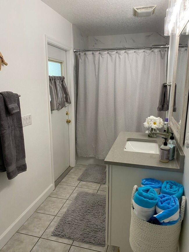 Building Photo - Sunset Lakes