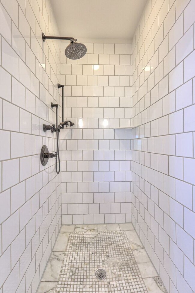 Building Photo - Stunning Executive Townhome in the Heart o...