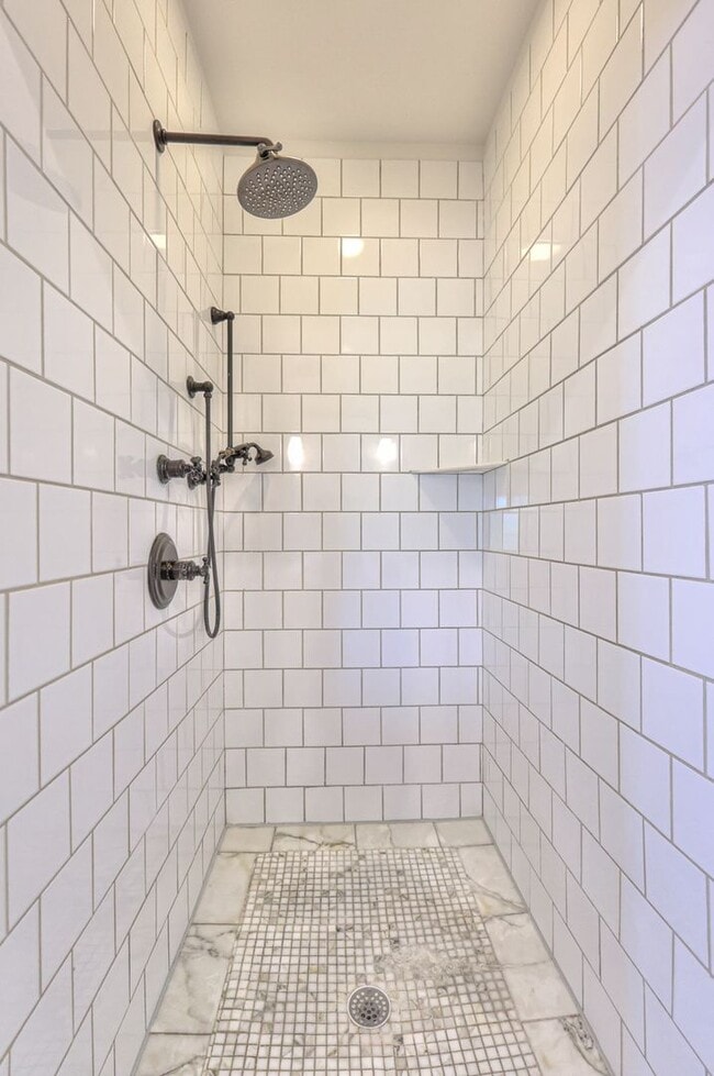 Building Photo - Stunning Executive Townhome in the Heart of Green Hills