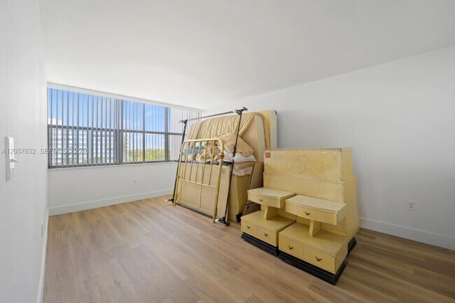 Building Photo - 1300 NE Miami Gardens Dr