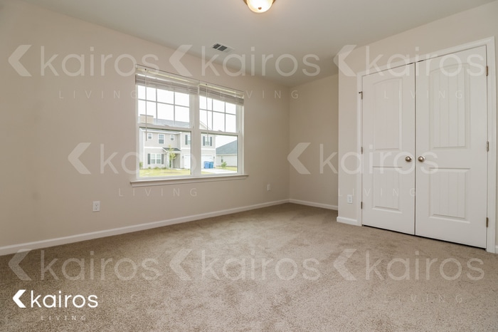 Building Photo - 17 Red Oak Dr.