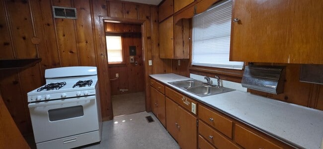 Building Photo - 2 Bedroom 1 Bathroom home in Southeast Springfield for $995!