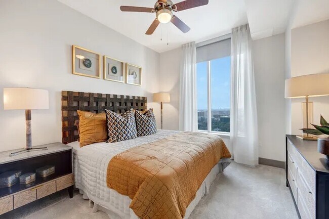 Building Photo - Galleria Luxury: Up to 4 Weeks Free + $500 Off!