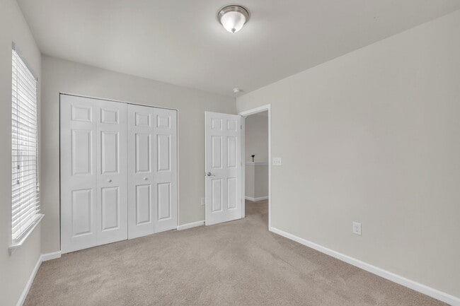 Building Photo - 3 Bedroom Townhome with 2 Car Garage in He...