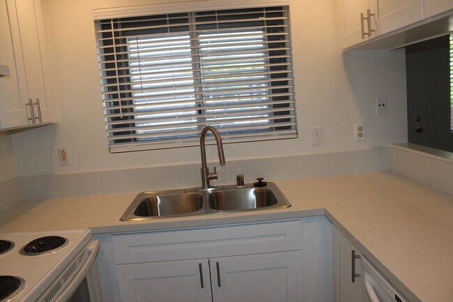 Building Photo - 2 BR, 1 and 1/2 BA Condo with 2 Parking Space