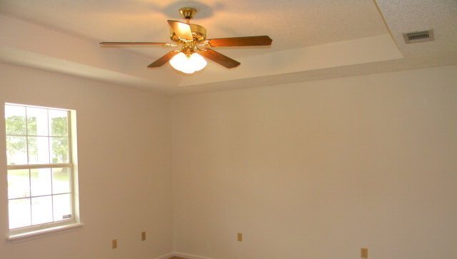 Building Photo - Charming and convenient
