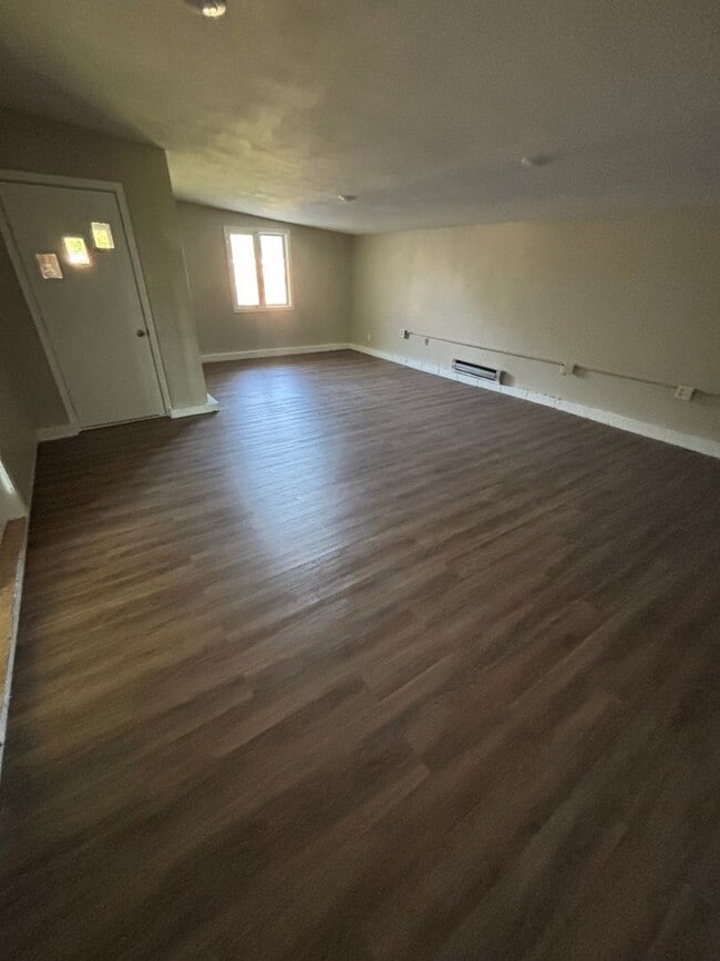 Building Photo - Great 4 bedroom Duplex