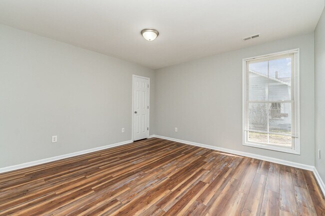 Building Photo - Move-in Ready!