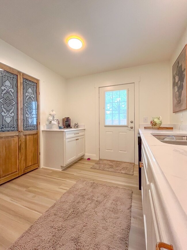 Building Photo - 128 Pollyanna Dr