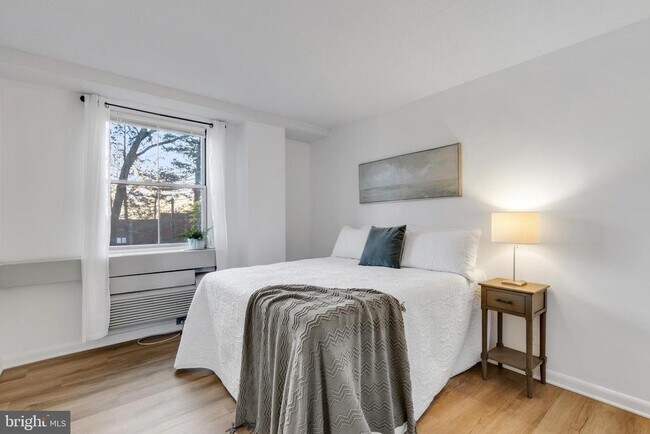 Building Photo - 2030 N Adams St