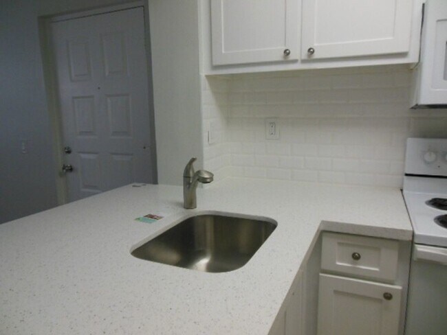 Building Photo - Move-In Ready Rental near Tanger Outlets!
