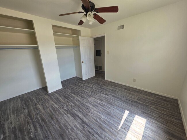 Building Photo - 3 Bed / 1 Bath Gem with Fenced Yard & Carport!