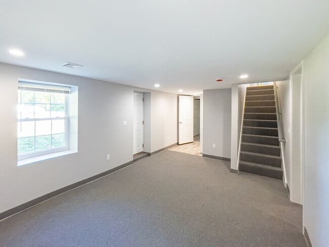 Building Photo - 159 Dunham St