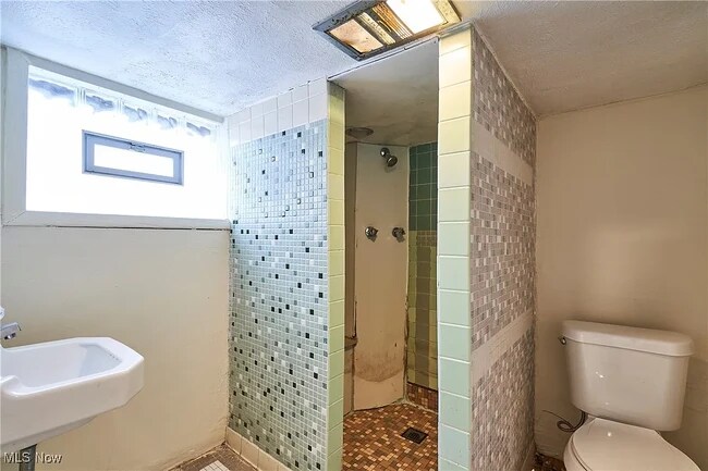 Building Photo - 8606 Vineyard Ave