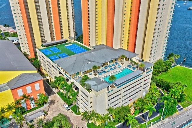 Building Photo - 2640 Lake Shore Dr