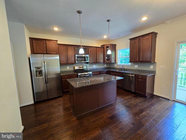 Building Photo - 320 Tree Line Dr