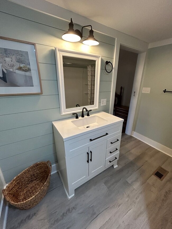 Building Photo - Vintage Charm. Timeless Vibe. Modern Comfort.