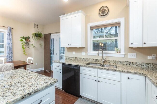 Building Photo - Spacious Townhouse with BONUS THEATER ROOM