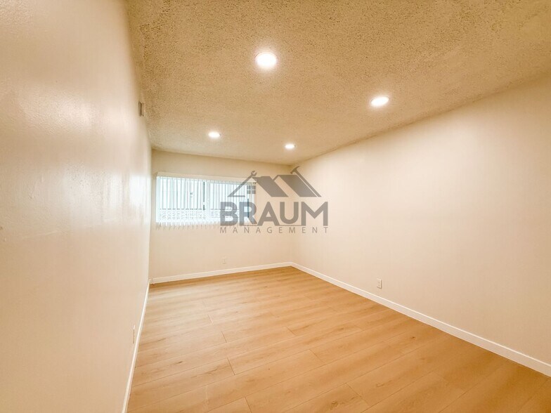 Building Photo - 5252 Hermitage Ave