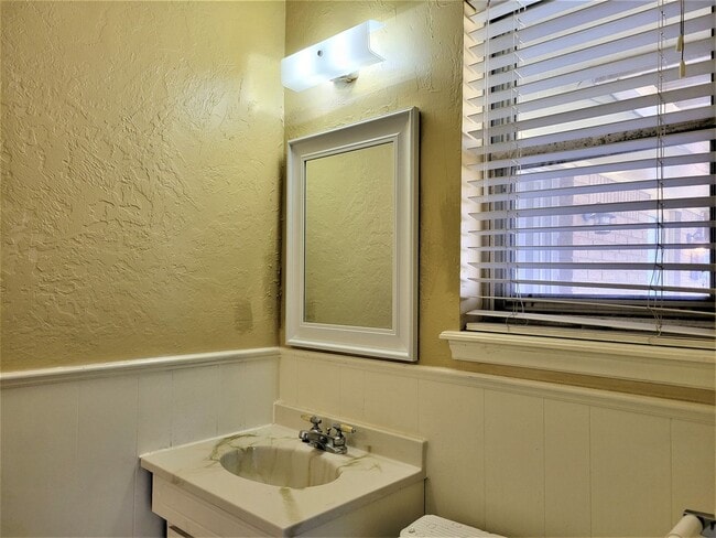 Building Photo - Welcome to the charming 3 bed/2 bath home ...