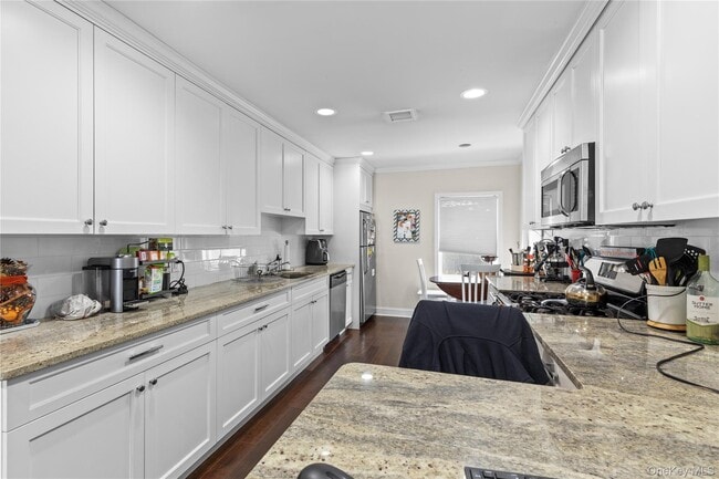 Building Photo - 76 Oregon St