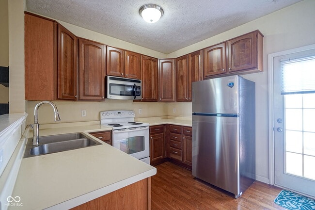 Building Photo - 952 Helston Ave