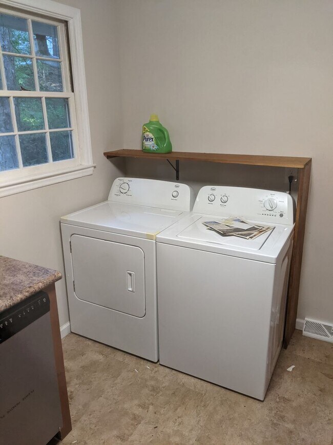 Building Photo - 529 Hillsborough St