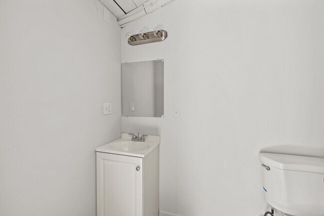 Building Photo - Charming 2 Bedroom, 2 Bathroom house