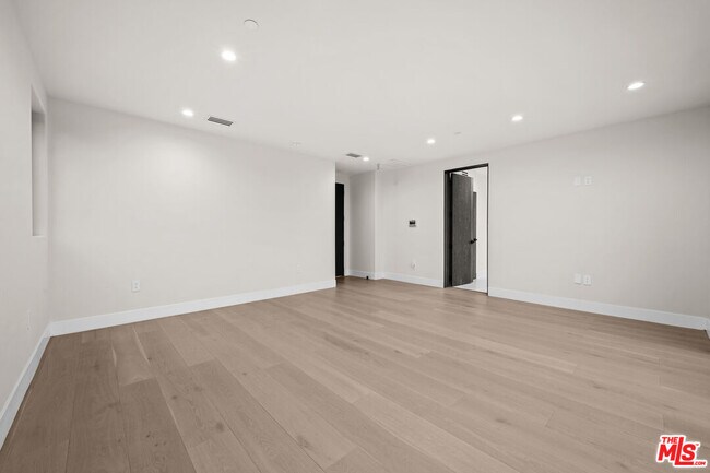 Building Photo - 1439 Edris Dr