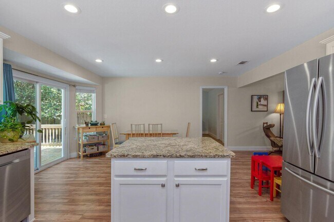 Building Photo - 511 Oak Ave