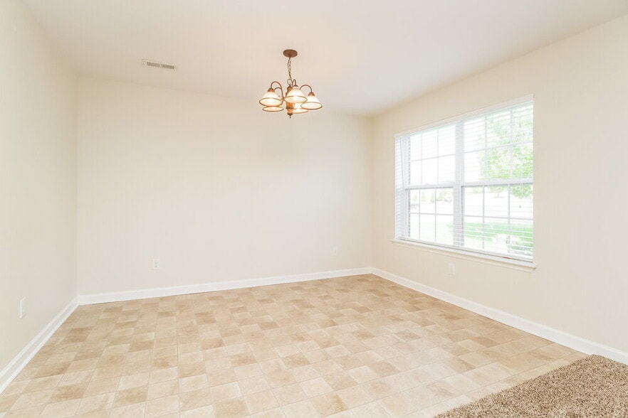 Building Photo - 2164 Spring Hill Cir