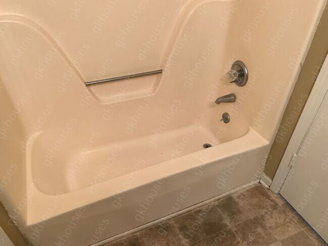Building Photo - 3 beds 1 baths Pet Friendly (1 pet max)