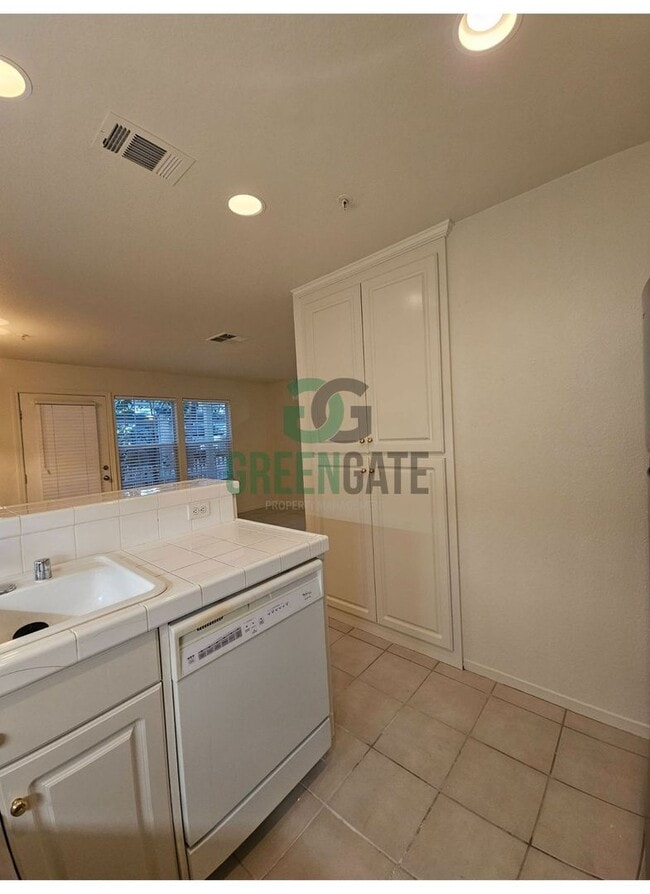Building Photo - Charming 3 Bedroom 2 Bath Condo in TRACY! ...