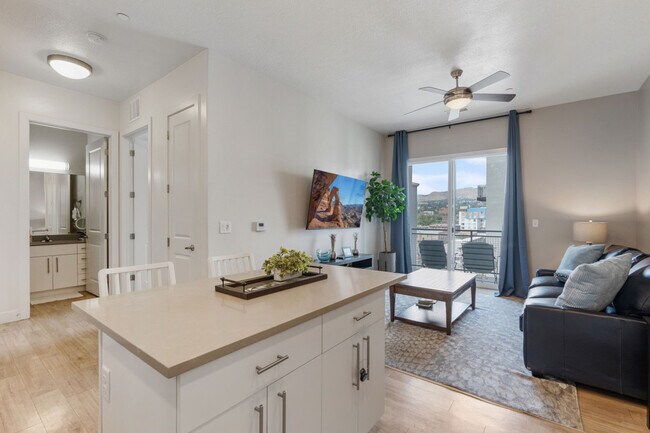 Building Photo - 489 E 400 S