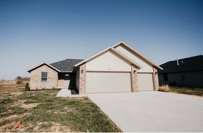 Building Photo - 593 E Melton Rd