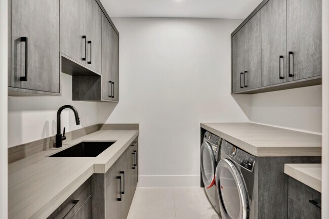 Building Photo - 416 S Lake Dr