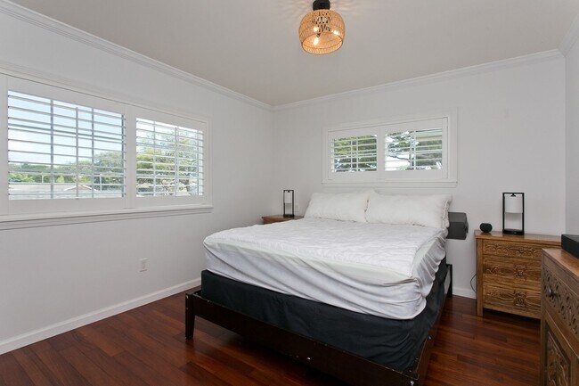 Building Photo - Diamond Head - Pet friendly - furnished 3 bedroom home with garage! Available now!