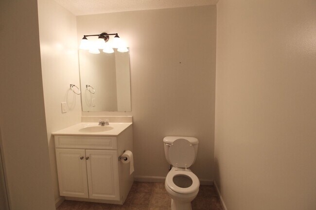 Building Photo - Liberty Square townhome