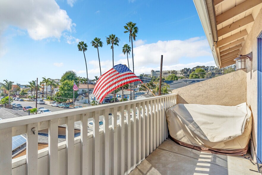 Balcony - 5653 Riley St