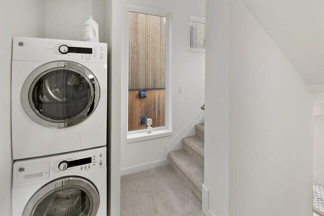 Building Photo - 915 14th Ave