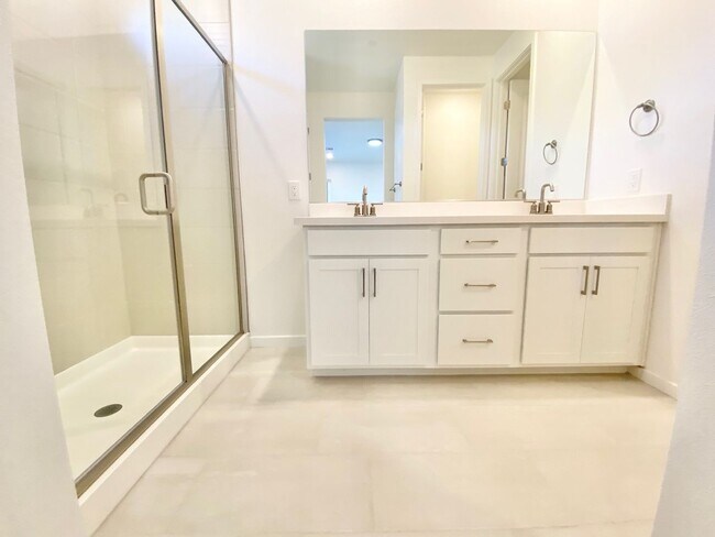 Building Photo - STUNNING LIKE NEW SINGLE-FAMILY HOME 3 BEDROOM / 2.5 BATHROOMS, WITH 2 CAR GARAGE!!